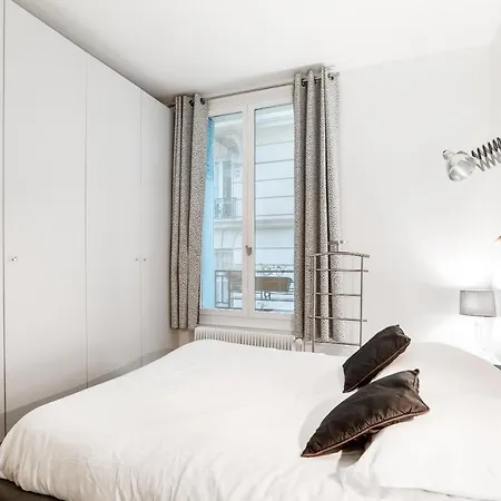 Veeve - Midnight Fever Apartment Paris